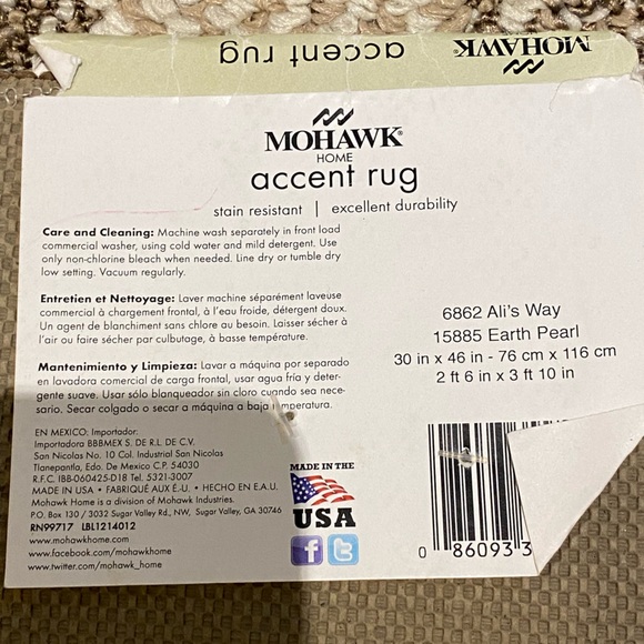 Mohawk accent rug - Picture 2 of 3